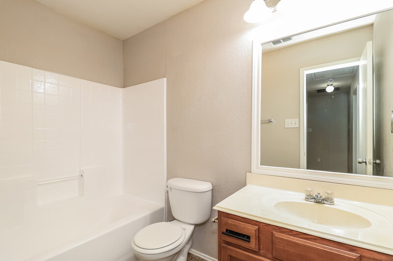 1,740/Mo, 10628 Wild Oak Dr Fort Worth, TX 76140 Bathroom View