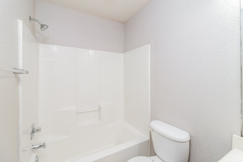 1,815/Mo, 10628 Wild Oak Dr Fort Worth, TX 76140 Bathroom View
