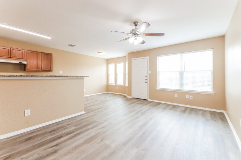 2,800/Mo, 10636 Many Oaks Dr Fort Worth, TX 76140 Living Room View 2