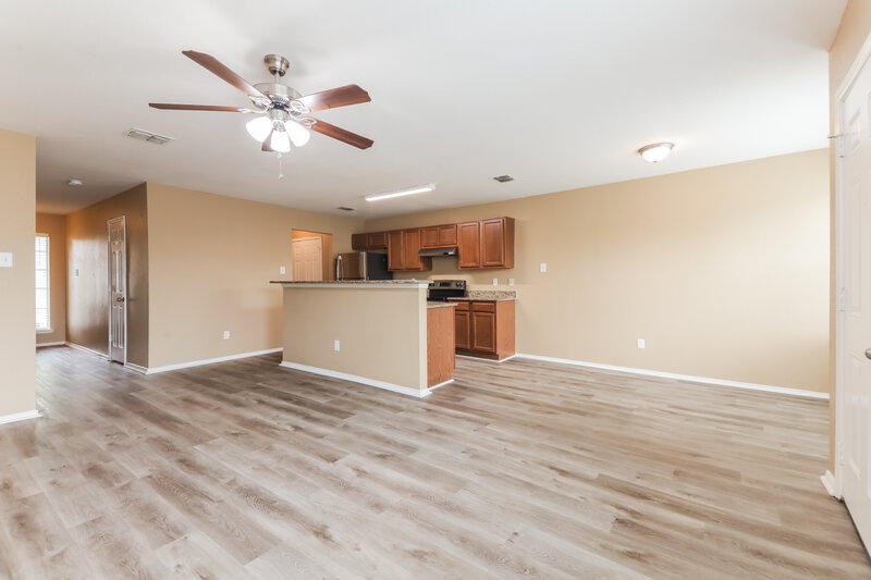 2,800/Mo, 10636 Many Oaks Dr Fort Worth, TX 76140 Living Room View 3