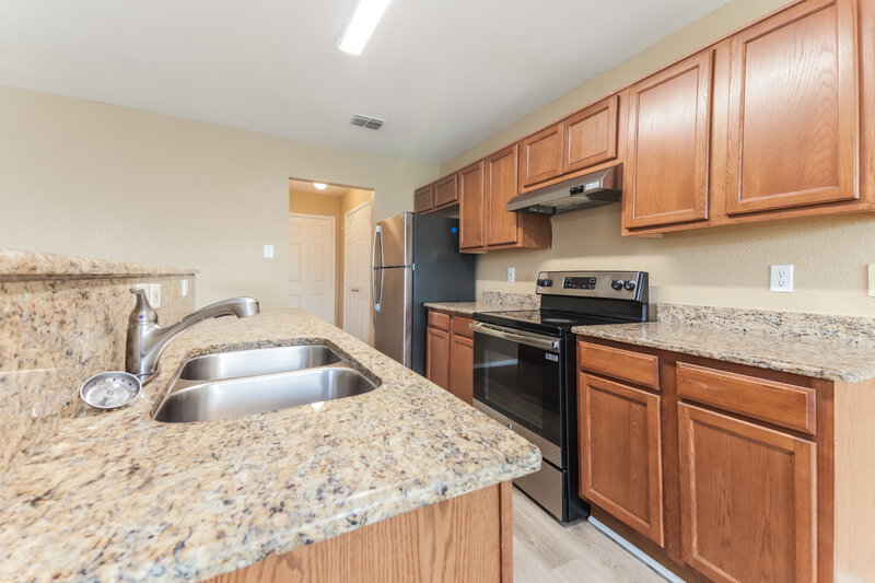 2,800/Mo, 10636 Many Oaks Dr Fort Worth, TX 76140 Kitchen View 2