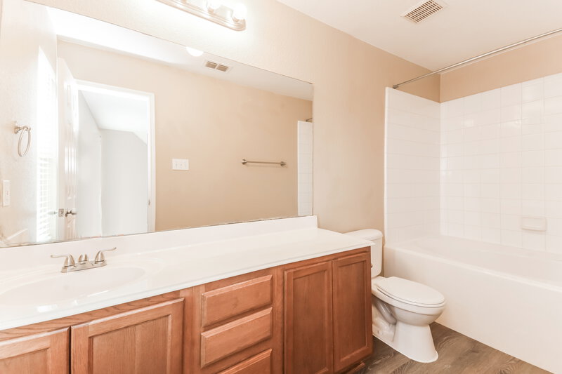 2,800/Mo, 10636 Many Oaks Dr Fort Worth, TX 76140 Main Bathroom View