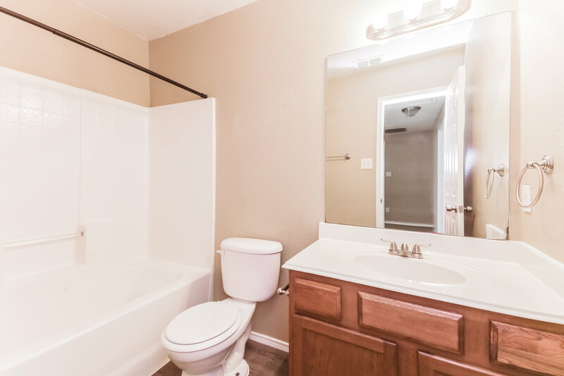 2,800/Mo, 10636 Many Oaks Dr Fort Worth, TX 76140 Bathroom View