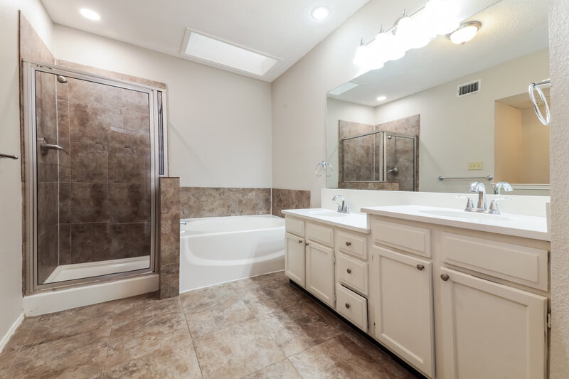 2,285/Mo, 925 Winchester Ln Mesquite, TX 75181 Main Bathroom View