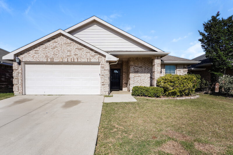 0/Mo, 1237 Camden Yard Dr Burleson, TX 76028 External View