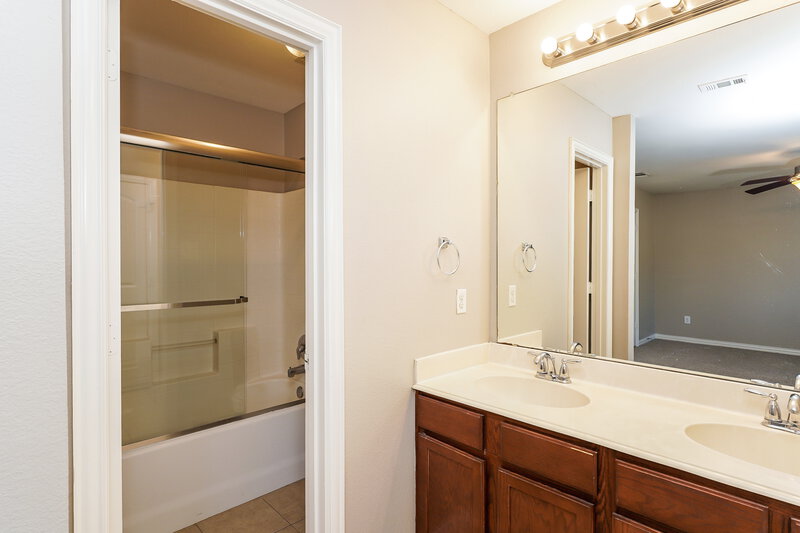 0/Mo, 1237 Camden Yard Dr Burleson, TX 76028 Main Bathroom View