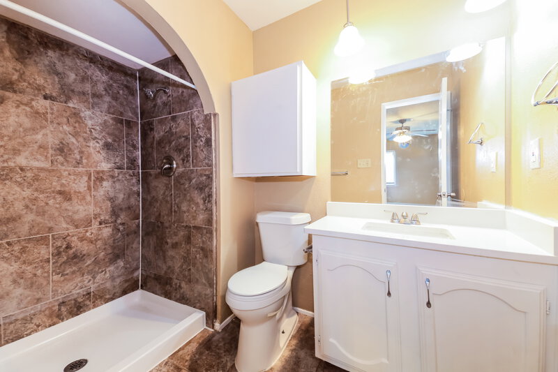 2,180/Mo, 515 Nora Ln DeSoto, TX 75115 Main Bathroom View