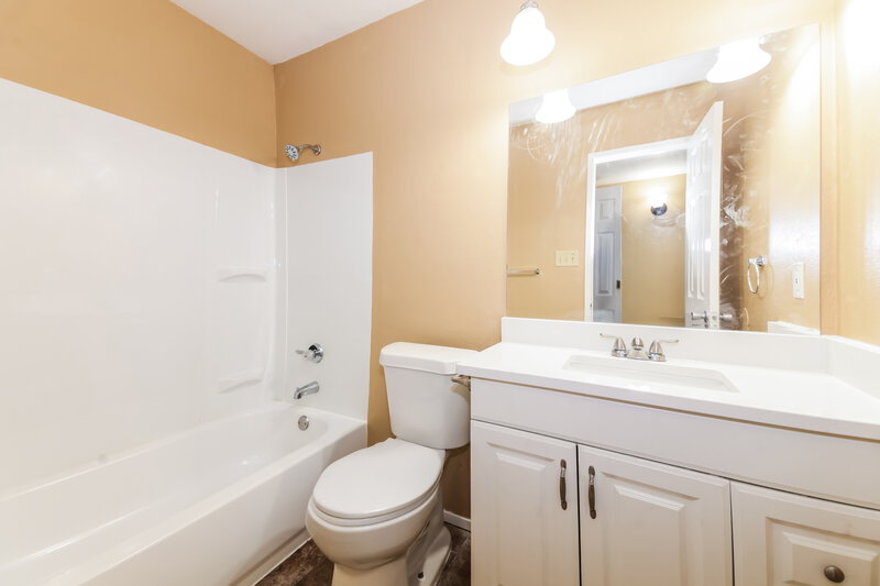 2,180/Mo, 515 Nora Ln DeSoto, TX 75115 Bathroom View