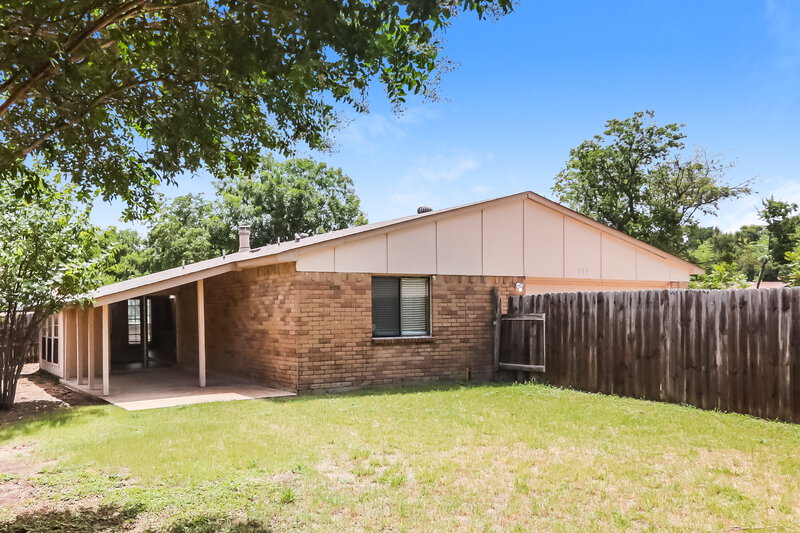 2,180/Mo, 515 Nora Ln DeSoto, TX 75115 Rear View