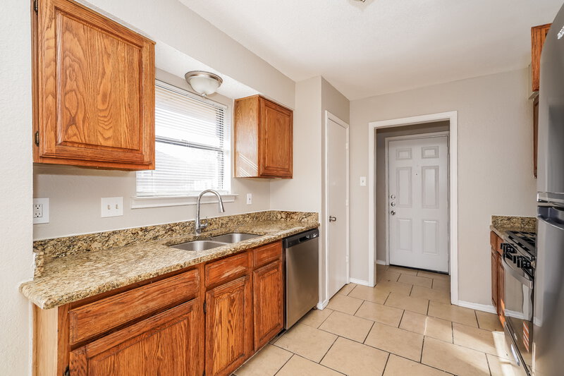 1,710/Mo, 2110 Mesa Wood Dr Glenn Heights, TX 75154 Kitchen View 3