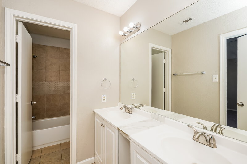 1,710/Mo, 2110 Mesa Wood Dr Glenn Heights, TX 75154 Main Bathroom View