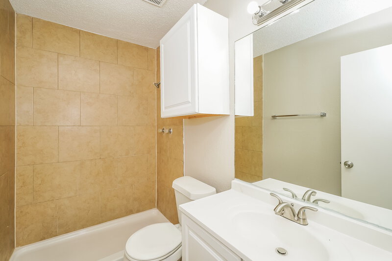 1,710/Mo, 2110 Mesa Wood Dr Glenn Heights, TX 75154 Bathroom View