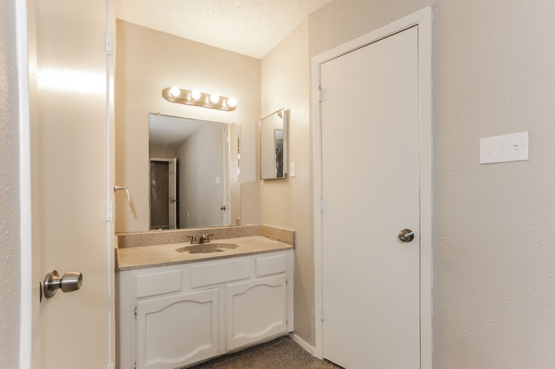 2,195/Mo, 4605 Preston Trail Mesquite, TX 75150 Main Bathroom View