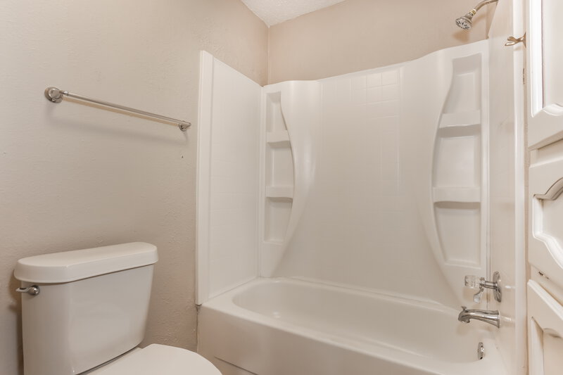 2,195/Mo, 4605 Preston Trail Mesquite, TX 75150 Main Bathroom View 2