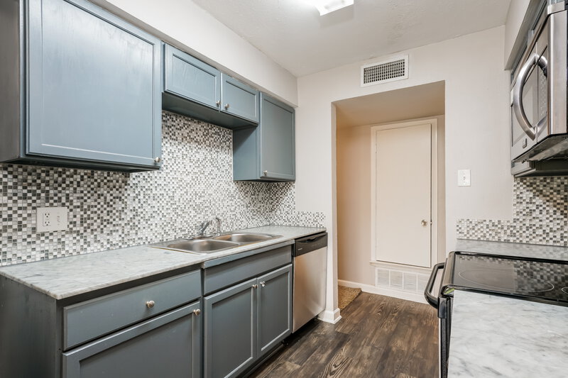 2,055/Mo, 1201 Canyon Oaks Dr Lancaster, TX 75146 Kitchen View