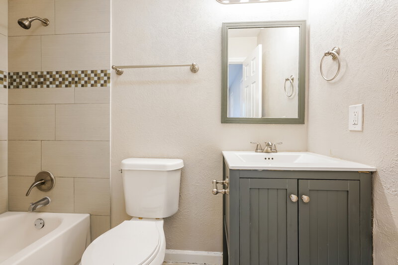 2,055/Mo, 1201 Canyon Oaks Dr Lancaster, TX 75146 Main Bathroom View