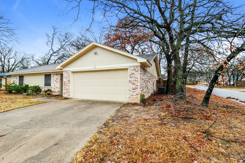 1,850/Mo, 741 Lake Crest Pkwy Azle, TX 76020 Front View