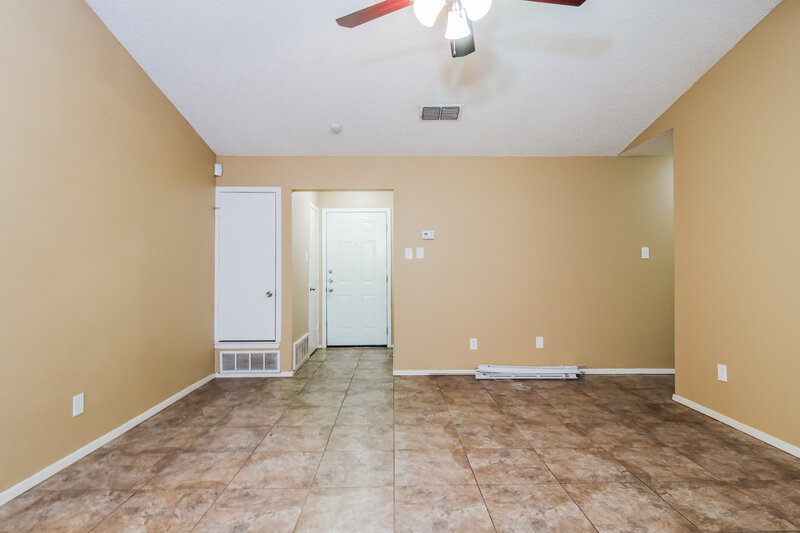 1,850/Mo, 741 Lake Crest Pkwy Azle, TX 76020 Foyer View