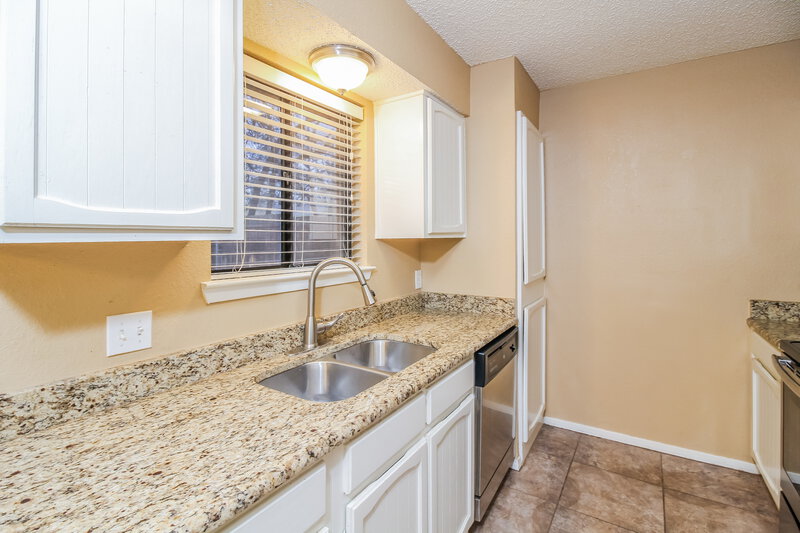 1,850/Mo, 741 Lake Crest Pkwy Azle, TX 76020 Kitchen View