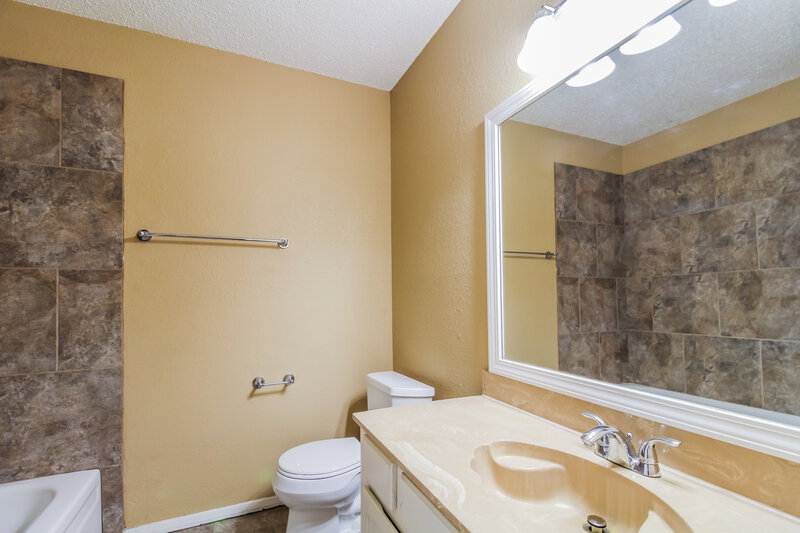 1,850/Mo, 741 Lake Crest Pkwy Azle, TX 76020 Main Bathroom View