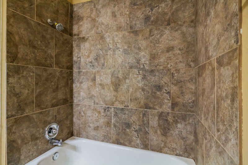1,850/Mo, 741 Lake Crest Pkwy Azle, TX 76020 Main Bathroom View 2