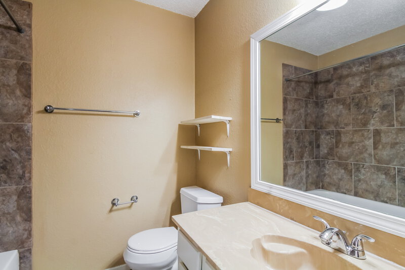 1,850/Mo, 741 Lake Crest Pkwy Azle, TX 76020 Bathroom View