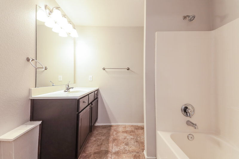 2,490/Mo, 9727 Checota Dr Dallas, TX 75217 Main Bathroom View