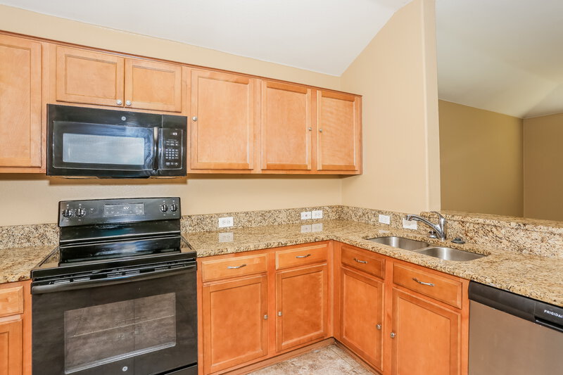 2,620/Mo, 7915 Kansas Ave Dallas, TX 75241 Kitchen View 2