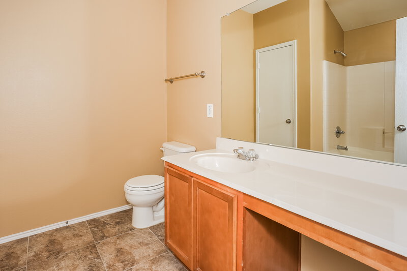 2,620/Mo, 7915 Kansas Ave Dallas, TX 75241 Master Bathroom View