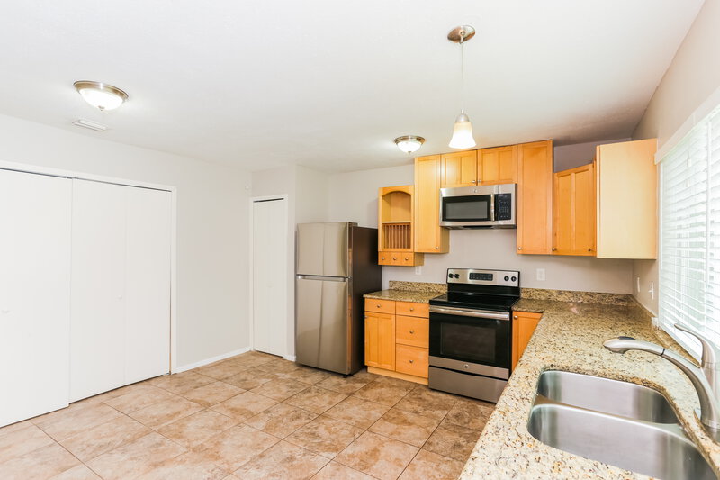 2,180/Mo, 2109 Palmer Trail Grand Prairie, TX 75052 Kitchen View 3