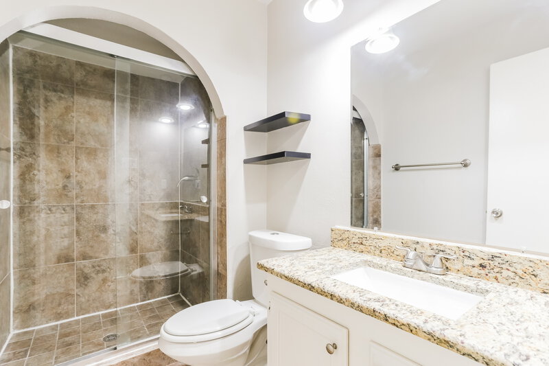 2,180/Mo, 2109 Palmer Trail Grand Prairie, TX 75052 Main Bathroom View
