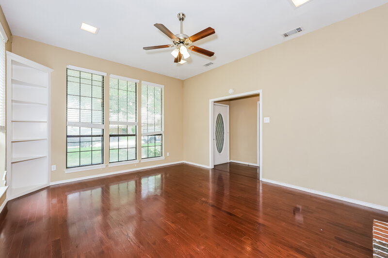 2,060/Mo, 807 Longleaf Dr DeSoto, TX 75115 Living Room View 2