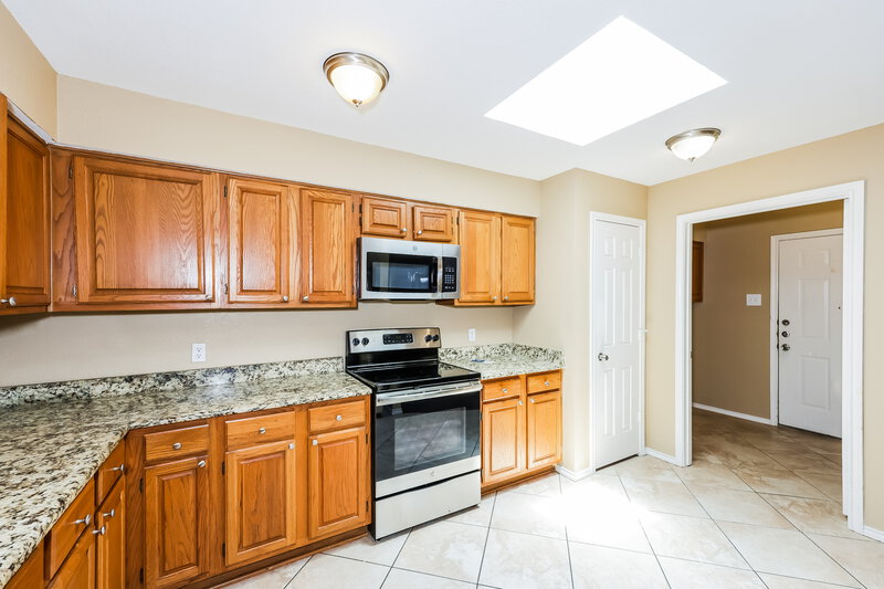2,060/Mo, 807 Longleaf Dr DeSoto, TX 75115 Kitchen View 2