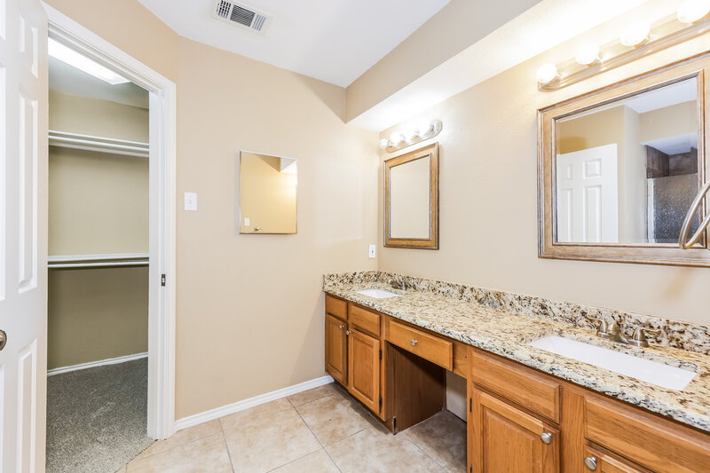 2,060/Mo, 807 Longleaf Dr DeSoto, TX 75115 Main Bathroom View