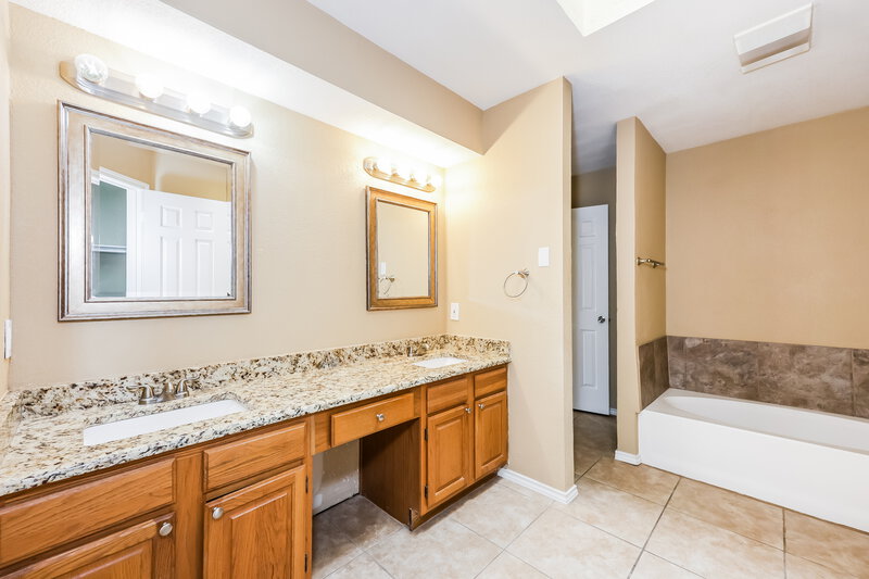 2,060/Mo, 807 Longleaf Dr DeSoto, TX 75115 Main Bathroom View 2