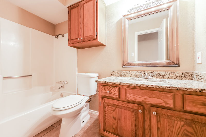 2,060/Mo, 807 Longleaf Dr DeSoto, TX 75115 Bathroom View