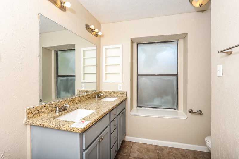 2,065/Mo, 6328 Canyon Circle Fort Worth, TX 76133 Main Bathroom View