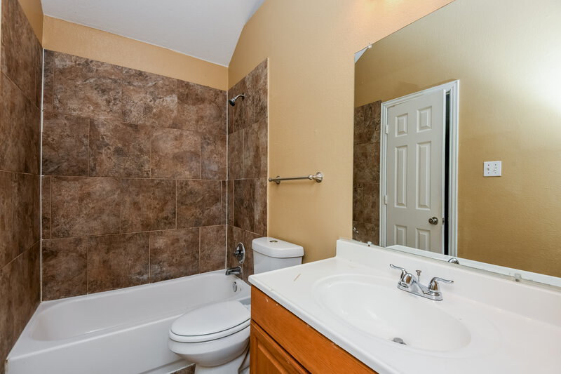 1,640/Mo, 1901 Belshire Ct Fort Worth, TX 76140 Bathroom View