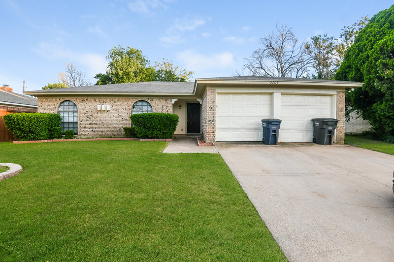 0/Mo, 2705 Amber Dr S Fort Worth, TX 76133 External View