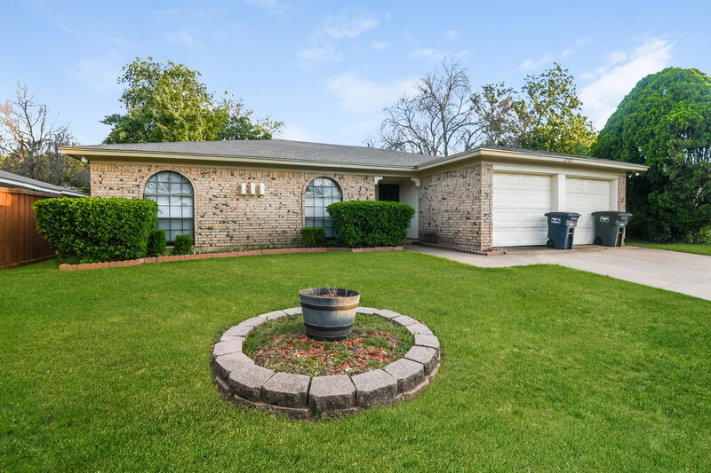 0/Mo, 2705 Amber Dr S Fort Worth, TX 76133 Front View