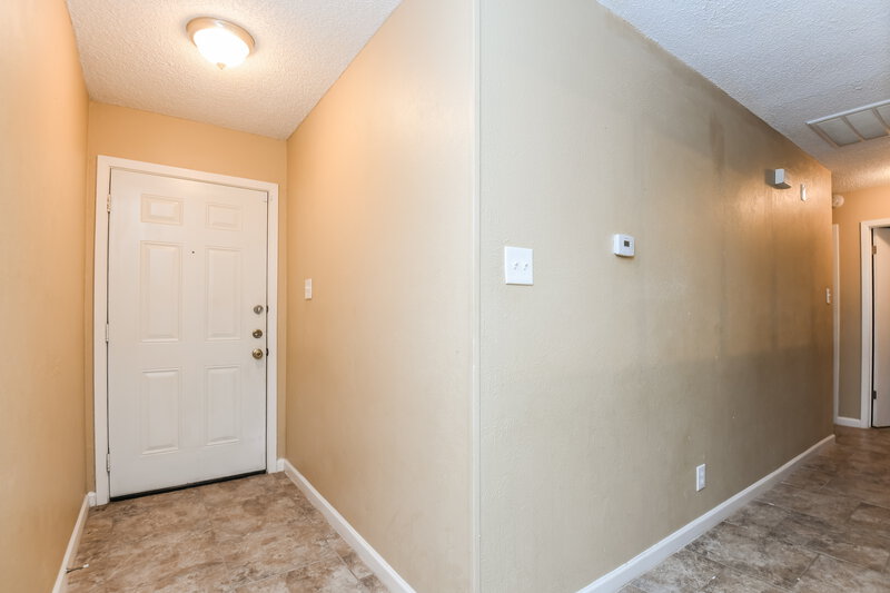 0/Mo, 2705 Amber Dr S Fort Worth, TX 76133 Foyer View