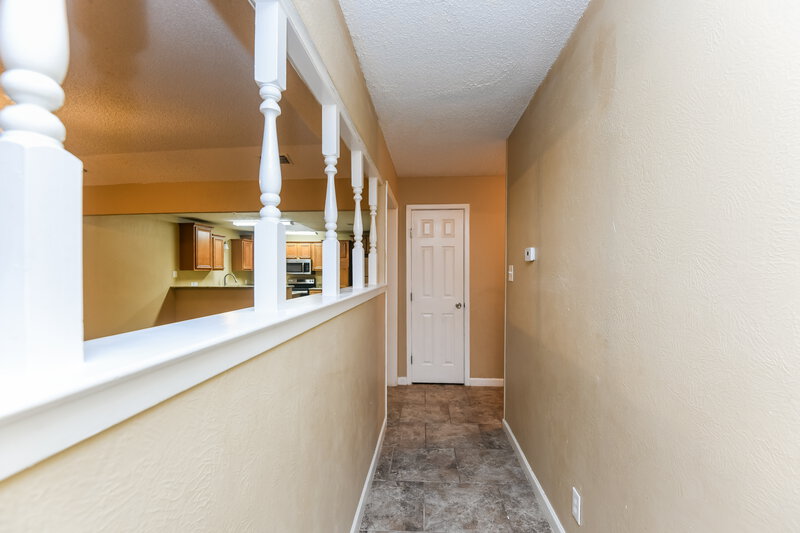 0/Mo, 2705 Amber Dr S Fort Worth, TX 76133 Foyer View 2