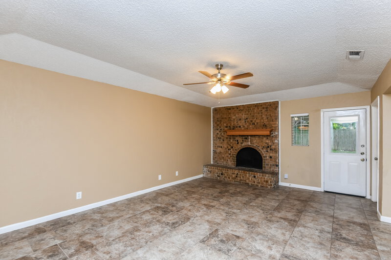 0/Mo, 2705 Amber Dr S Fort Worth, TX 76133 Living Room View
