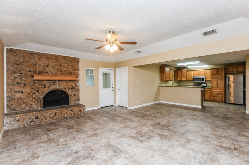 0/Mo, 2705 Amber Dr S Fort Worth, TX 76133 Living Room View 2