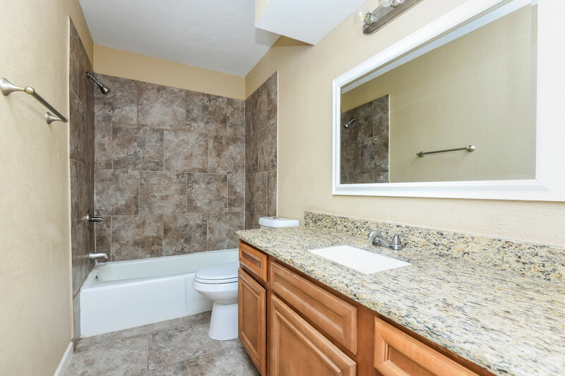 0/Mo, 2705 Amber Dr S Fort Worth, TX 76133 Main Bathroom View