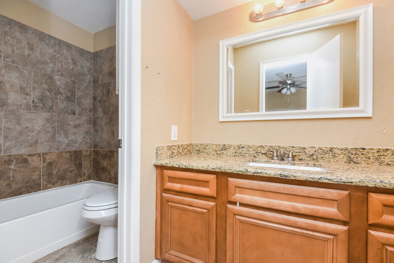 0/Mo, 2705 Amber Dr S Fort Worth, TX 76133 Main Bathroom View 2