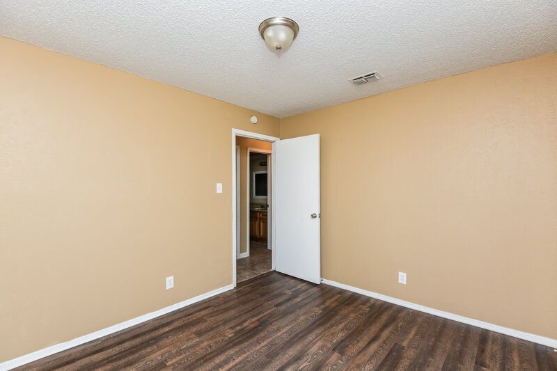 0/Mo, 2705 Amber Dr S Fort Worth, TX 76133 Bedroom View 4