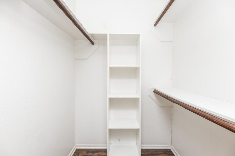 0/Mo, 2705 Amber Dr S Fort Worth, TX 76133 Walk In Closet View