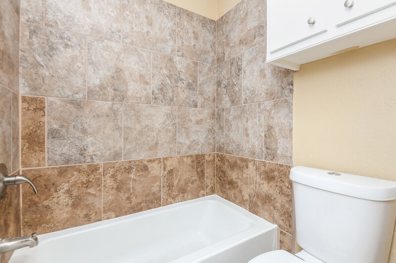0/Mo, 2705 Amber Dr S Fort Worth, TX 76133 Bathroom View
