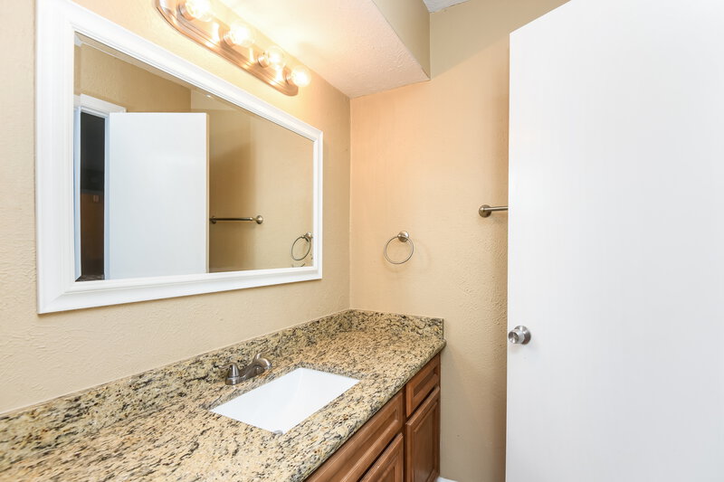 0/Mo, 2705 Amber Dr S Fort Worth, TX 76133 Bathroom View 2
